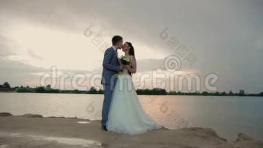 新婚夫妇在河岸接吻